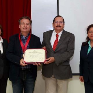 Carlos Juiz recibe la Distincin Honorfica - ULADECH Catlica