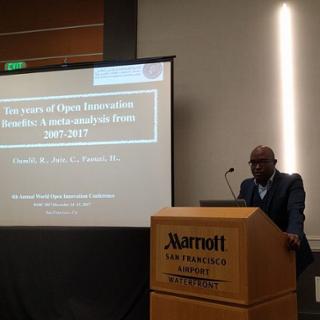 Rachid Oumlil presentando el trabajo 'Ten years of Open Innovation Benefits' en la conferencia WOIC