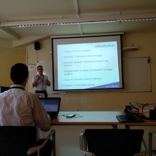Carlos Guerrero presentando su trabajo